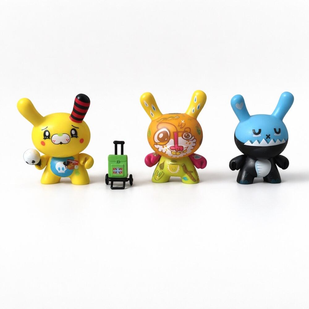 Kidrobot Dunny Ye Olde English 2009 Set of 3 Vinyl Art Toys w/ Accessories